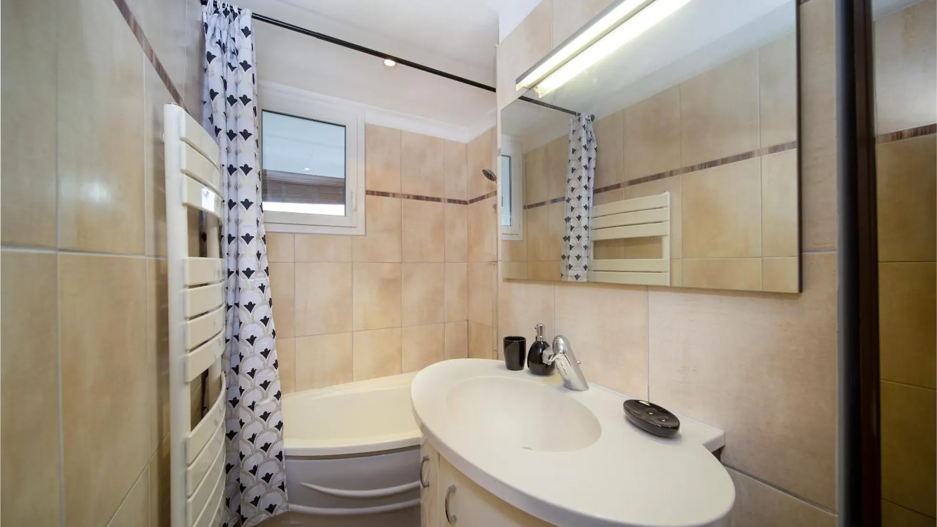 Appartement 3 Chambres Avec Terrasse Et Parking Marseille 0*,